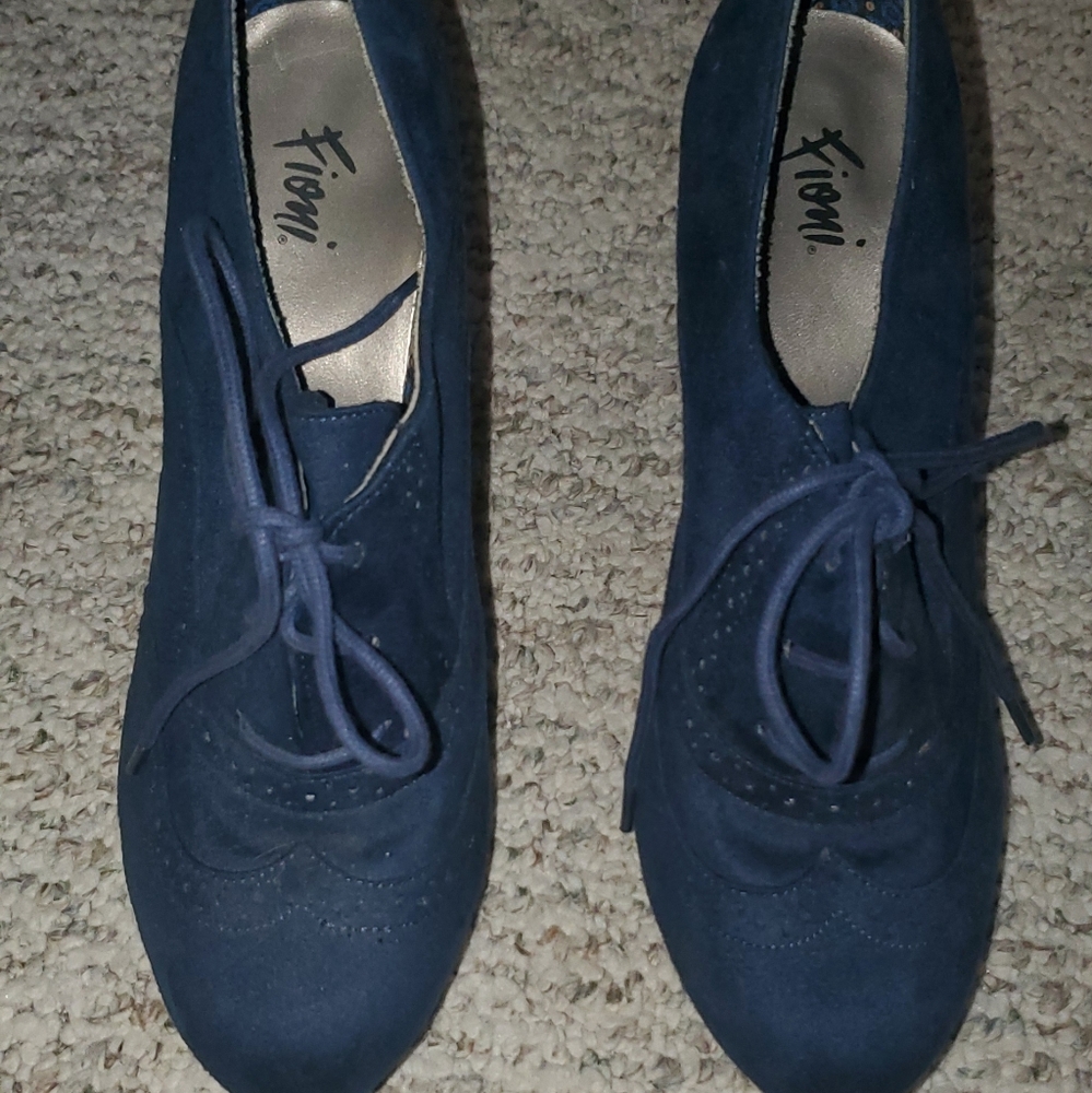 Fioni blue suede heels
